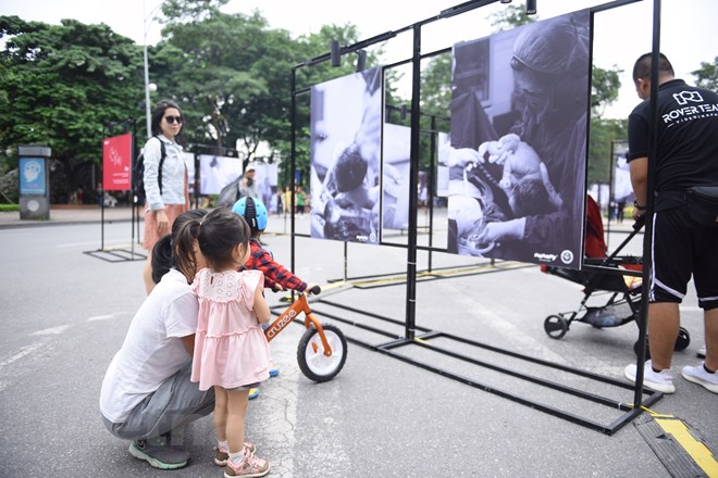  Những bức ảnh trong từng khoảnh khắc đã lột tả chân thực toàn bộ quá trình sinh nở của mẹ, cũng như sự hồi hộp, mong ngóng của người cha, được ghi lại một cách công phu với sự tham gia của hàng chục gia đình trên khắp đất nước trong suốt 54 ngày. (Ảnh: PV/Vietnam+)