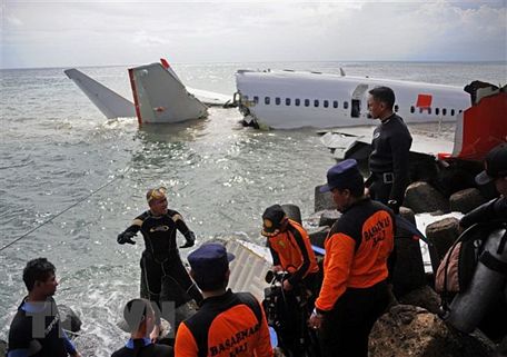 Lực lượng cứu hộ làm nhiệm vụ tại hiện trường một vụ rơi máy bay Boeing 737 của Hãng hàng không Lion Air ở gần Denpasar, Indonesia ngày 14/5/2013. (Nguồn: AFP/TTXVN)