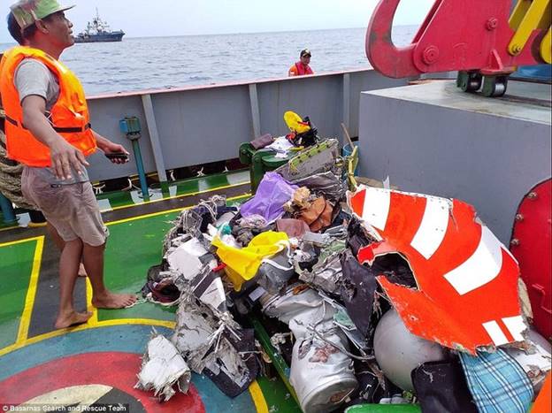 Những mảnh vỡ máy bay và vật dụng cá nhân của các hành khách trên chuyến bay JT 610 gặp nạn được lực lượng cứu hộ trục vớt. Ảnh: Basarnas Search and Rescue Team.
