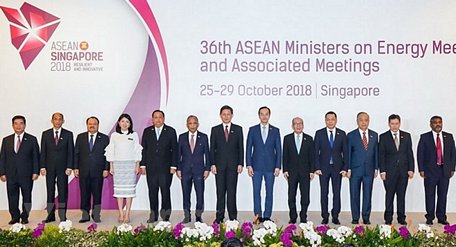 Các Bộ trưởng, Thứ trưởng phụ trách năng lượng 10 nước ASEAN cùng Tổng Thư ký ASEAN Dato Lim Jock Hoi (thứ hai bên phải). (Ảnh: Mỹ Bình/Vietnam+)