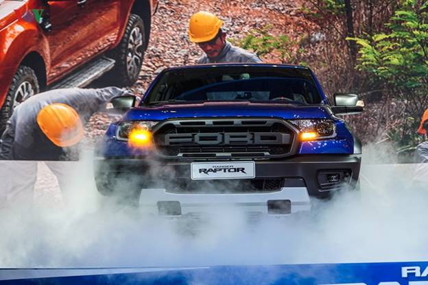 Ford Ranger Raptor: Ranger Raptor là mẫu bán tải hiệu suất cao của Ford, xe sử dụng động cơ diesel 2.0 tăng áp, sản sinh 213 mã lực và 500 Nm mô-men xoắn.
