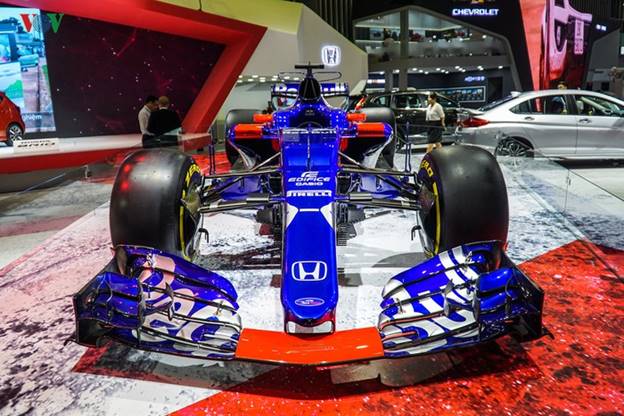 STR12 Honda: Quay lại với gian trưng bày của Honda, chiếc F1 của đội đua Scuderia Toro Rosso Honda cũng thu hút sự quan tâm.