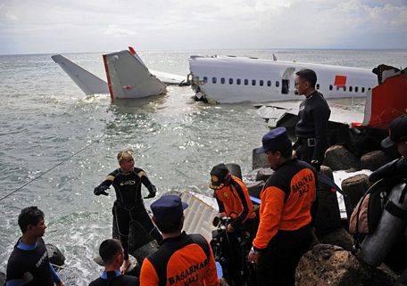 Lực lượng cứu hộ làm nhiệm vụ tại hiện trường một vụ rơi máy bay Boing 737 của Hãng hàng không Lion Air ở gần Denpasar, Indonesia ngày 14/5/2013. (Ảnh: AFP/TTXVN)