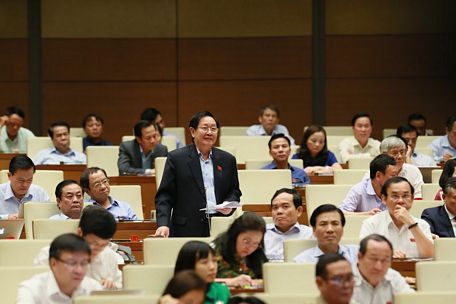 Bộ trưởng Bộ Nội vụ Lê Vĩnh Tân trả lời chất vấn