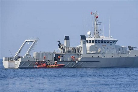 Tàu chiến của hải quân Indonesia KRI Rigel triển khai tìm kiếm các nạn nhân và hộp đen máy bay Lion Air JT 610 ở Karawang thuộc Tây Java, Indonesia ngày 31/10/2018. (Ảnh: AFP/ TTXVN)