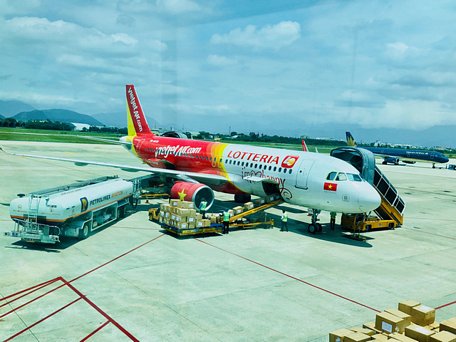  Vietjet vượt Vietnam Airlines về lợi nhuận. Trong ảnh là máy bay đang tiếp nhiên lưu ở sân bay Đà Nẵng - Ảnh: C.TRUNG