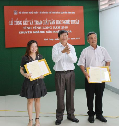 Ông Nguyễn Văn Săn- Phó Trưởng Ban Tuyên giáo Tỉnh ủy Vĩnh Long trao giải nhất cho 2 tác giả.