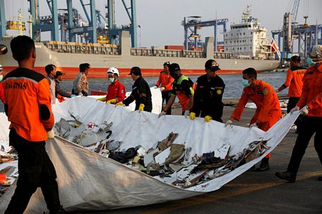 Những mảnh vỡ của máy bay Lion Air gặn nạn trên biển được các nhân viên tìm kiếm trục vớt - Ảnh: Reuters