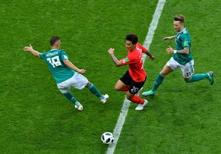 Cầu thủ Jang Hyun-soo của Hàn Quốc trong trận tranh tài với các cầu thủ Đức ở Wolrd Cup 2018 ngày 27/6/2018 tại Nga. (Nguồn: Reuters)