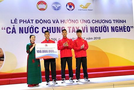 Các tuyển thủ đại diện ĐT Việt Nam ủng hộ Quỹ vì người nghèo.