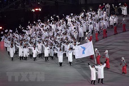 Tại lễ khai mạc Olympic PyeongChang 2018 ngày 9/2, đoàn vận động viên Hàn Quốc và Triều Tiên đã cùng diễu hành chung dưới lá cờ thống nhất. Ảnh: AFP/TTXVN