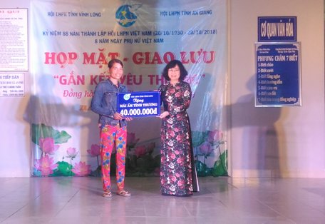 Bà Nguyễn Thị Minh Hạnh- Trưởng Ban Dân vận Tỉnh ủy Vĩnh Long- đại diện trao mái ấm tình thương trị giá 40 triệu đồng cho phụ nữ có hoàn cảnh kinh tế khó khăn xã An Phú. 