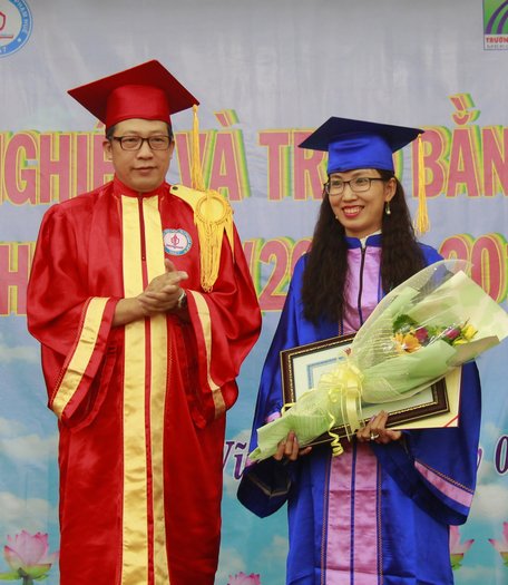 Khen thưởng tân thạc sĩ Nguyễn Thị Kim Cương thủ khoa toàn khóa học. 