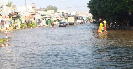 Dù nước đã rút nhiều nhưng QL54 qua phường Thành Phước (TX Bình Minh) ngập sâu. Ảnh chụp triều cường đầu tháng 9 âl.
