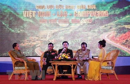 Bộ đội Biên phòng tỉnh Kon Tum và Công an 4 tỉnh Attapeu, Sekong (Lào), Rattanakiri (Campuchia) và tỉnh Kon Tum giao lưu tại chương trình. (Ảnh: Quang Thái/TTXVN)