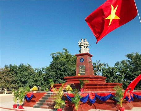 Tượng đài Hữu nghị Việt Nam-Campuchia tại tỉnh Ratanakiri. Ảnh: TTXVN