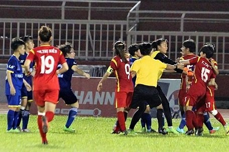 6 nữ cầu thủ tham gia ẩu đả trên sân Thống Nhất ở giải VĐQG không được đề cử trong danh sách QBV 2018. Ảnh: Nguyễn Hoàng