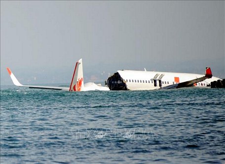 Các mảnh vỡ máy bay Boeing 737 của Hãng hàng không Lion Air trong một vụ tai nạn gần Denpasar, Indonesia ngày 14/4/2013. Ảnh: AFP/ TTXVN