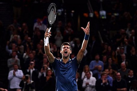 Thắng Federer, Djokovic giành quyền vào chung kết Paris Masters.