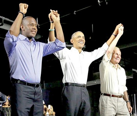 Cựu Tổng thống Barack Obama (giữa) và ứng viên đảng Dân chủ   tranh cử Thống đốc bang Florida  Andrew Gillum (trái) trong cuộc vận động tranh cử ở bang này