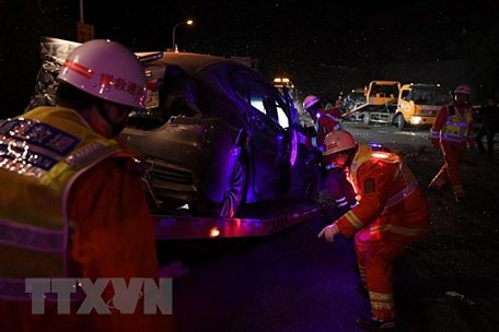 Lực lượng cứu hộ khắc phục hậu quả vụ tai nạn đâm xe liên hoàn trên tuyến cao tốc Lan Châu - Hải Khẩu, Trung Quốc tối 3/11/2018. (Ảnh: THX/TTXVN)