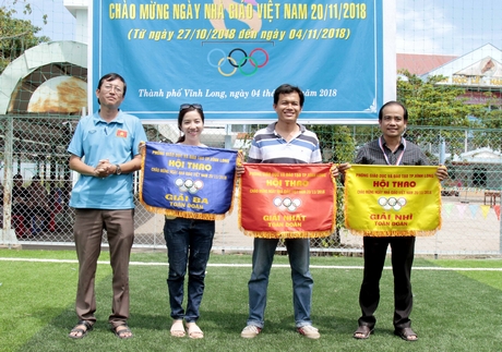 Ông Ngô Thanh Sơn- Trưởng Phòng GD- ĐT TP Vĩnh Long trao giải toàn đoàn cho các đơn vị giành thành tích cao nhất hội thao.