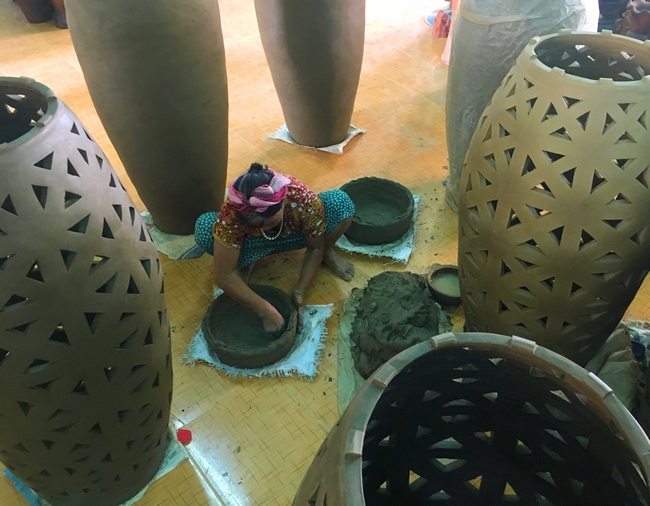 Đến với làng gốm Bàu Trúc, du khách như lạc vào không gian của đất, nước và con người hiền hòa, mang đậm nhiều nét văn hóa đặc trưng của người Chăm.