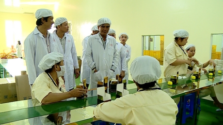 Đoàn tham quan thực tế nhà máy sản xuất mỹ phẩm của Công ty TNHH TIGON- MissWhite (Phường Đông Thuận).