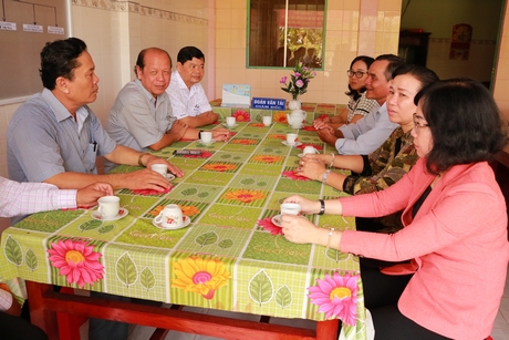Đoàn giám sát làm việc với HTX sản xuất dịch vụ nông nghiệp Tấn Đạt.