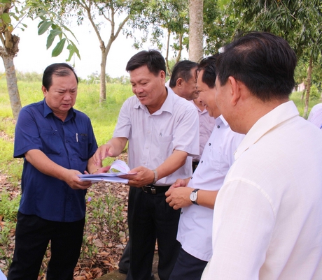 Đoàn cũng khảo sát đoạn kết nối mạng lưới giao thông đường bộ tại xã Tân Hưng- xã Tân Phú (Đồng Tháp)