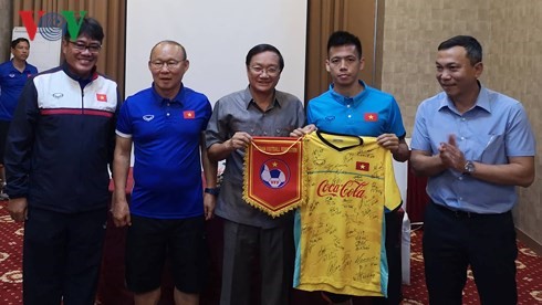 ĐT Việt Nam tặng áo có chữ ký của các tuyển thủ cho Đại sứ Nguyễn Bá Hùng.