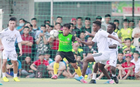  Pha tranh bóng trong trận Thắng Lợi FC (áo xanh) thắng In Việt Cường.