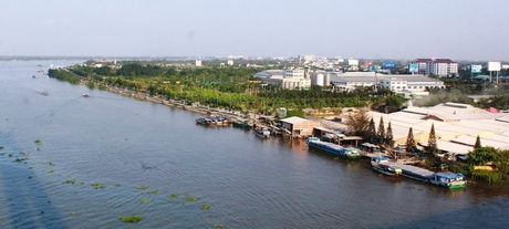 Cảnh quan ven sông Tiền nối với tuyến kè tạo thành điểm nhấn không gian đặc thù của đô thị yên bình.