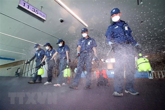 Phun thuốc khử trùng nhằm ngăn sự lây lan của virus MERS tại sân bay Incheon, phía tây thủ đô Seoul, Hàn Quốc ngày 10/9//2018. (Ảnh: Yonhap/ TTXVN)