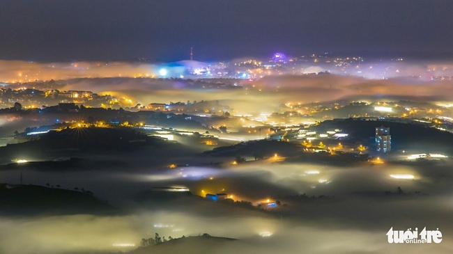 TP. Đà Lạt về đêm với sương mù phủ kín. Những công trình có khối tích gây mất cân đối không gian thành phố được sương che bớt - Ảnh: MAI VINH