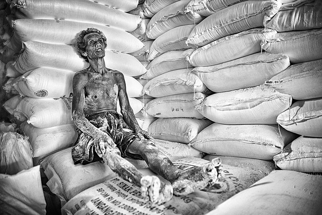 Người đàn ông làm việc nặng nhọc trong một nhà máy ở Indonesia tranh thủ nghỉ ngơi giây lát - giải Danh dự hạng mục Chân dung và con người