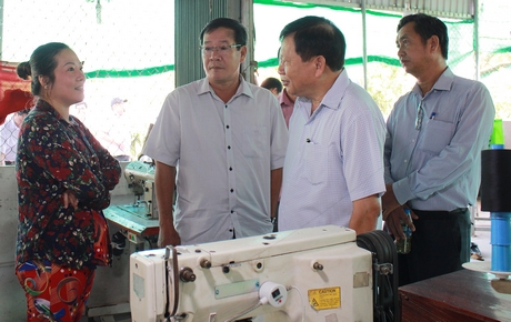 Ông Lê Quang Đạo (thứ 2, bên phải) trao đổi với chị Thúy về cách thức làm ăn của cơ sở may ở xã Tân Mỹ (Trà Ôn).