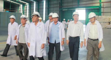 Đoàn tham quan khu vực sản xuất của Nhà máy sản xuất thức ăn gia súc, gia cầm GreenFeed.