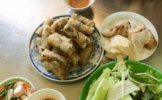 Món chả dông được bày bán ở những quán nhậu bình dân hai bên đường từ ngã ba Đông Tác đến sân bay Tuy Hòa, lan cả sang nhiều con đường của trung tâm thành phố nhưng nhiều nhất là khu Nguyễn Công Trứ.