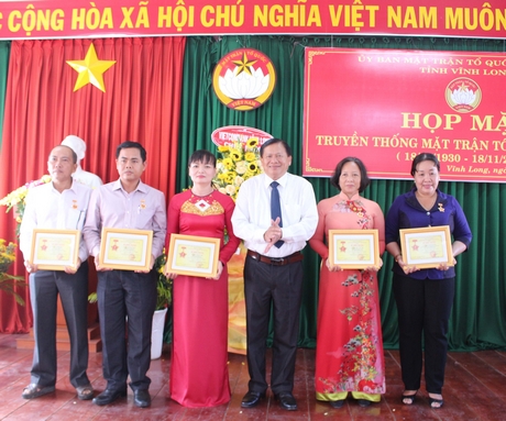Dịp này, Ủy ban MTTQ Việt Nam đã tặng 61 Kỷ niệm chương Vì sự nghiệp đại đoàn kết dân tộc cho các cá nhân (Trong ảnh: Trao Kỷ niệm chương Vì sự nghiệp đại đoàn kết dân tộc cho đại diện 5 cá nhân tiêu biểu)