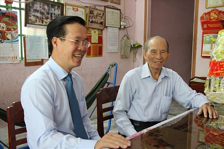 Đồng chí Võ Văn Thưởng- Ủy viên Bộ Chính trị, Trưởng Ban Tuyên giáo Trung ương thăm nghệ sĩ Trần Mộng. Ảnh: Internet