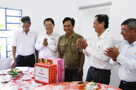 Ông Lâm Hoàng Phước (thứ hai từ trái qua), trao quyết định tặng nhà và tặng quà cho anh Nguyễn Hồng Quang.