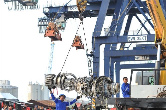 Chuyển mảnh vỡ máy bay của hãng hàng không Lion Air để phục vụ điều tra tại cảng Tanjung Priok, Jakarta, Indonesia ngày 4/11/2018. Ảnh: THX/ TTXVN