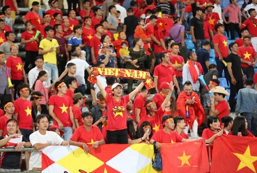 Hoàng Yến, thành viên chủ lực của Hội CĐV Golden Star, cùng fan Việt ủng hộ thầy trò HLV Park Hang-seo ở trận thắng chủ nhà Lào 3-0 tối 8/11 Ảnh: ĐỨC ANH