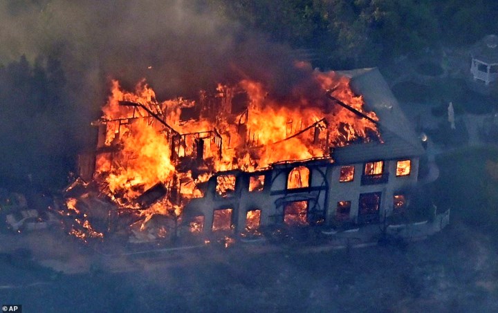 Hình ảnh quan sát từ trực thăng cho thấy đám cháy đang phá hủy một tòa nhà. Ảnh: AP.