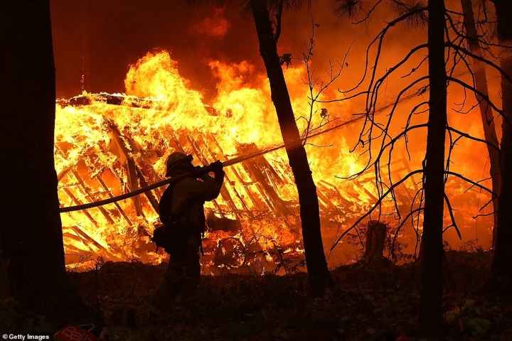  Ngày 9/11, Tổng thống Donald Trump đã phê chuẩn ban bố tình trạng khẩn cấp và cho phép sử dụng ngân sách liên bang để hỗ trợ chiến dịch dập tắt các đám cháy rừng tại California. Ảnh: Getty.