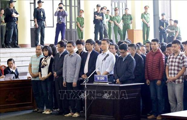 Bị cáo Nguyễn Thanh Hóa, nguyên Cục trưởng Cục Cảnh sát Phòng chống tội phạm sử dụng công nghệ cao được dẫn giải vào phòng chờ xét xử. 