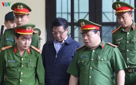 Cựu tướng công an Phan Văn Vĩnh với gương mặt thất thần bước vào phiên tòa sáng nay.