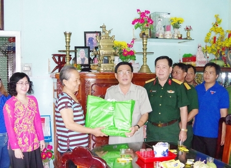 Phó Chủ tịch UBND tỉnh- Trần Hoàng Tựu, tặng quà cho gia đình chính sách dịp Tết Quân dân năm 2018 tại xã Phú Lộc (Tam Bình).