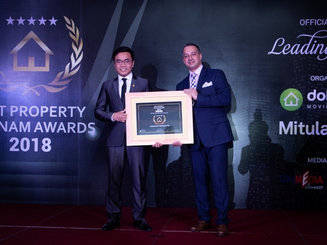 Đại diện công ty cổ phần BĐS LinkHouse nhận giải thưởng top 10 công ty cung cấp dịch vụ bất động sản hàng đầu Việt Nam 2018